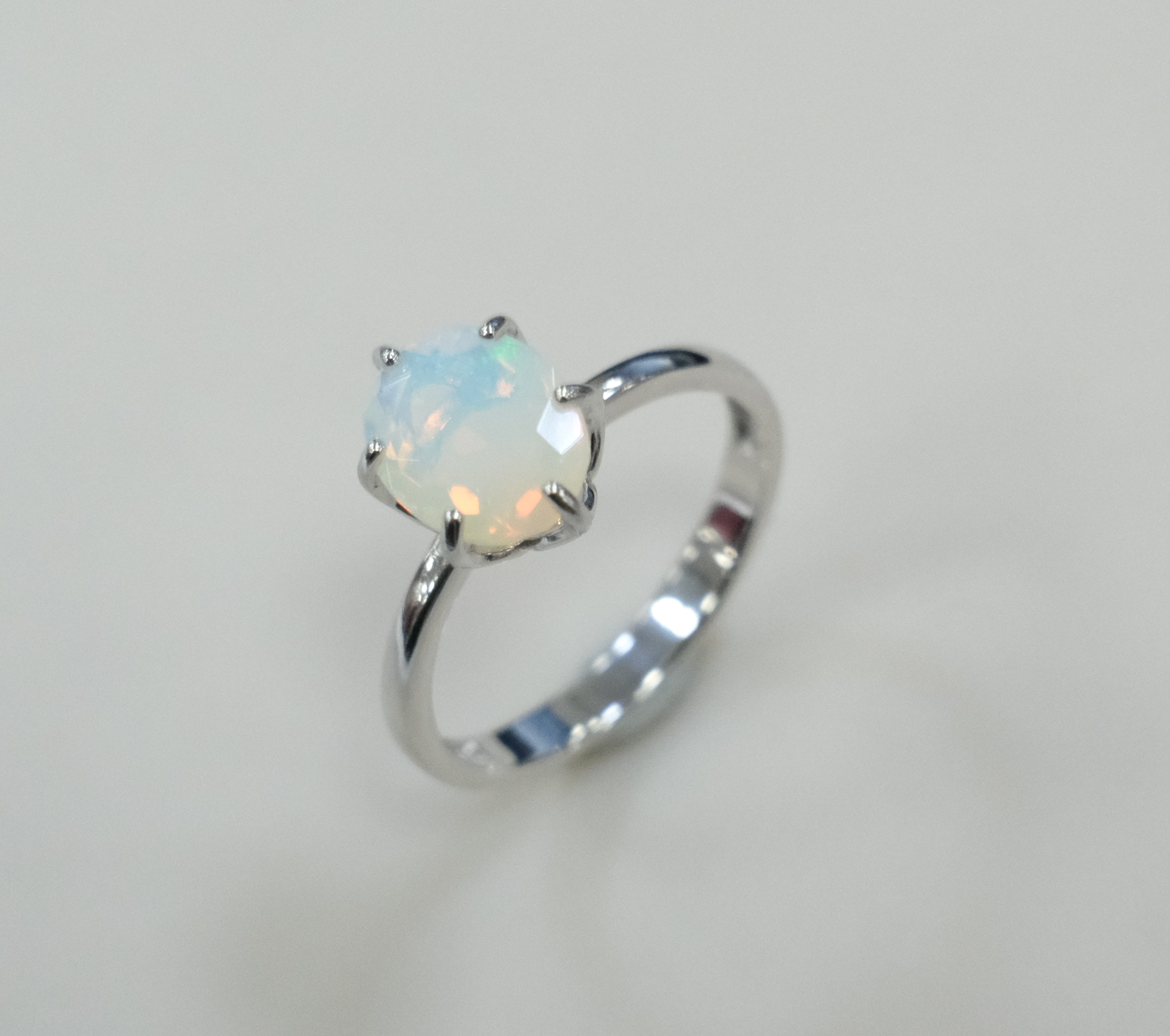 Серебряное кольцо с опалом